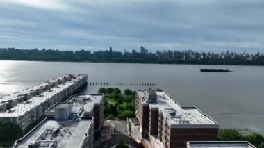 ABD 'nin New Jersey eyaleti Bergen County' de Hudson Nehri boyunca yer alan Edgewater 'ın hava görüntüsü..