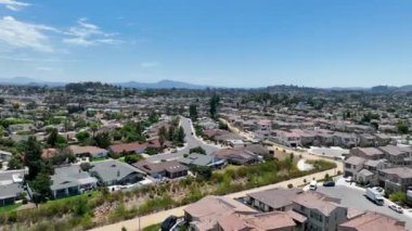 Orta sınıf toplum büyük evleri, Escondido, Güney Kaliforniya, ABD.