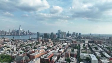 Şehir merkezindeki Hoboken 'in hava görüntüsü ve arka planda Manhattan Skyline.