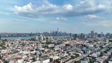 Şehir merkezindeki Hoboken 'in hava görüntüsü ve arka planda Manhattan Skyline.