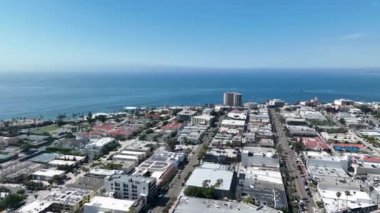 La Jolla üzerinde büyük villaları ve arka planda okyanusu olan hava manzarası, San Diego, California, ABD