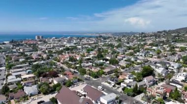 La Jolla üzerinde büyük villaları ve arka planda okyanusu olan hava manzarası, San Diego, California, ABD