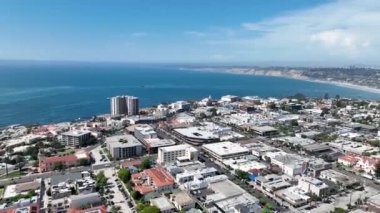 La Jolla üzerinde büyük villaları ve arka planda okyanusu olan hava manzarası, San Diego, California, ABD