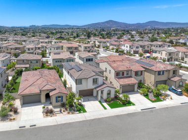 Orta sınıf toplum büyük evleri, Escondido, Güney Kaliforniya, ABD.