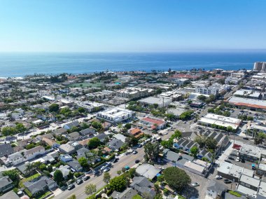 La Jolla üzerinde büyük villaları ve arka planda okyanusu olan hava manzarası, San Diego, California, ABD