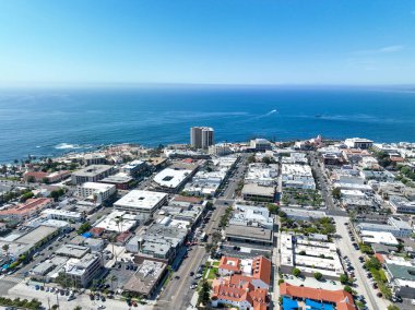 La Jolla üzerinde büyük villaları ve arka planda okyanusu olan hava manzarası, San Diego, California, ABD