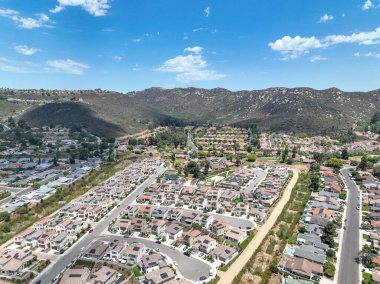 Orta sınıf toplum büyük evleri, Escondido, Güney Kaliforniya, ABD.