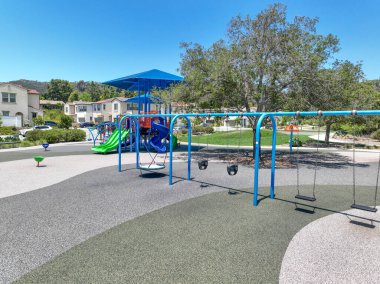 Kamu parkında renkli çocuklar için çocuk parkı aktiviteleri Modern çocuk parkında koşmak, kaymak, sallanmak. 