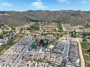 Orta sınıf toplum büyük evleri, Escondido, Güney Kaliforniya, ABD.
