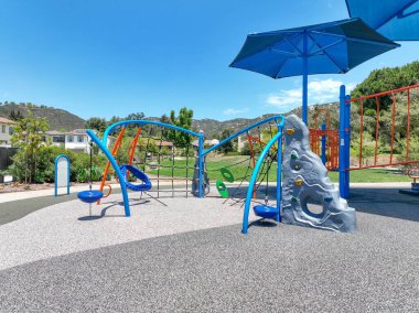 Kamu parkında renkli çocuklar için çocuk parkı aktiviteleri Modern çocuk parkında koşmak, kaymak, sallanmak. 