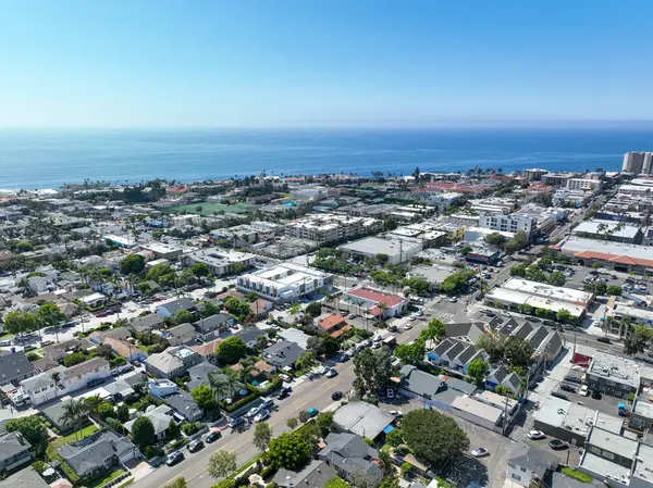 La Jolla üzerinde büyük villaları ve arka planda okyanusu olan hava manzarası, San Diego, California, ABD