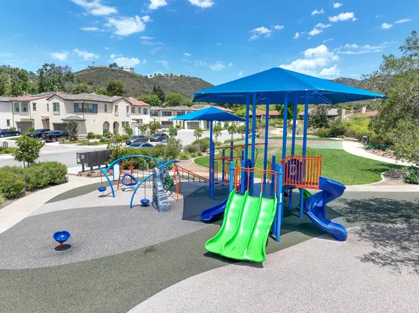 Kamu parkında renkli çocuklar için çocuk parkı aktiviteleri Modern çocuk parkında koşmak, kaymak, sallanmak. 