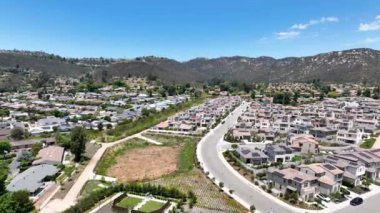 Orta sınıf toplum büyük evleri, Escondido, Güney Kaliforniya, ABD.