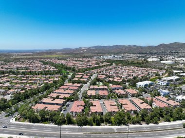 Orta sınıf topluluğunun hava görüntüsü özdeş apartman evleri, Lake Forest, Güney Kaliforniya, ABD.