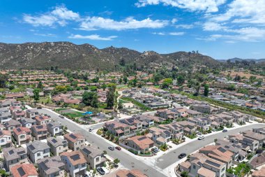 Orta sınıf toplum büyük evleri, Escondido, Güney Kaliforniya, ABD.