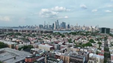 Şehir merkezindeki Hoboken 'in hava görüntüsü ve arka planda Manhattan Skyline.