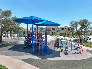 Kamu parkında renkli çocuklar için çocuk parkı aktiviteleri Modern çocuk parkında koşmak, kaymak, sallanmak. 