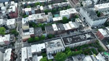 New Jersey 'de Hoboken üzerinde hava görüntüsü, yolu olan bina ve ev.