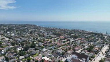 La Jolla üzerinde büyük villaları ve arka planda okyanusu olan hava manzarası, San Diego, California, ABD