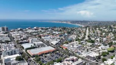 La Jolla üzerinde büyük villaları ve arka planda okyanusu olan hava manzarası, San Diego, California, ABD