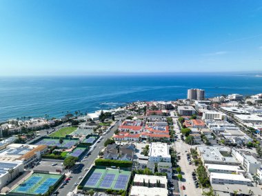 La Jolla üzerinde büyük villaları ve arka planda okyanusu olan hava manzarası, San Diego, California, ABD