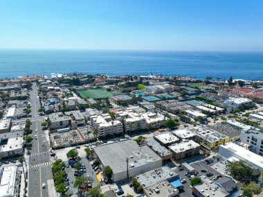 La Jolla üzerinde büyük villaları ve arka planda okyanusu olan hava manzarası, San Diego, California, ABD
