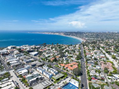 La Jolla üzerinde büyük villaları ve arka planda okyanusu olan hava manzarası, San Diego, California, ABD