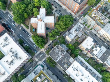 New Jersey 'de Hoboken üzerinde hava görüntüsü, yolu olan bina ve ev.