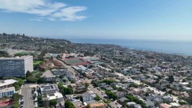 La Jolla üzerinde büyük villaları ve arka planda okyanusu olan hava manzarası, San Diego, California, ABD