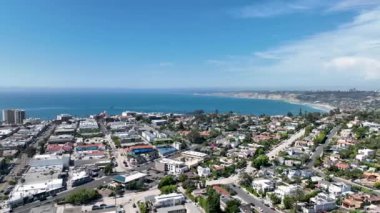 La Jolla üzerinde büyük villaları ve arka planda okyanusu olan hava manzarası, San Diego, California, ABD