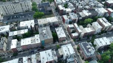 New Jersey 'de Hoboken üzerinde hava görüntüsü, yolu olan bina ve ev.