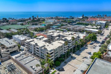 La Jolla üzerinde büyük villaları ve arka planda okyanusu olan hava manzarası, San Diego, California, ABD