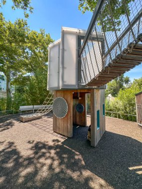 New York 'taki Battery Park' taki çağdaş oyun parkında. ABD