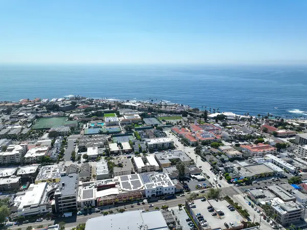 La Jolla üzerinde büyük villaları ve arka planda okyanusu olan hava manzarası, San Diego, California, ABD