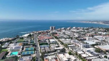La Jolla üzerinde büyük villaları ve arka planda okyanusu olan hava manzarası, San Diego, California, ABD