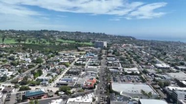 La Jolla üzerinde büyük villaları ve arka planda okyanusu olan hava manzarası, San Diego, California, ABD