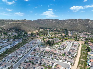 Orta sınıf toplum büyük evleri, Escondido, Güney Kaliforniya, ABD.