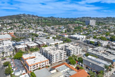 La Jolla üzerinde büyük villaları ve arka planda okyanusu olan hava manzarası, San Diego, California, ABD