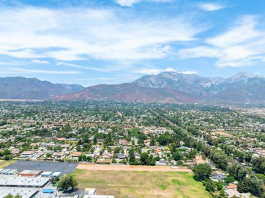 San Bernardino County, California 'daki Upland City' nin komşu Los Angeles ilçesiyle sınırı.. 