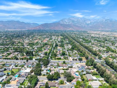 San Bernardino County, California 'daki Upland City' nin komşu Los Angeles ilçesiyle sınırı.. 