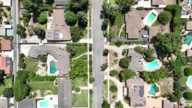 San Bernardino County, California 'daki Upland City' nin komşu Los Angeles ilçesiyle sınırı.. 