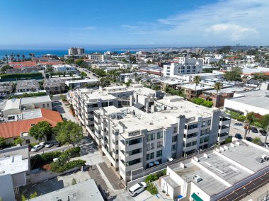 La Jolla üzerinde büyük villaları ve arka planda okyanusu olan hava manzarası, San Diego, California, ABD