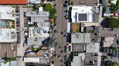 La Jolla üzerinde büyük villaları ve küçük binaları olan hava manzarası, San Diego, California, ABD