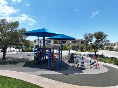 Kamu parkında renkli çocuklar için çocuk parkı aktiviteleri Modern çocuk parkında koşmak, kaymak, sallanmak. 