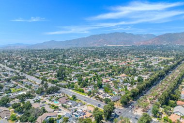 San Bernardino County, California 'daki Upland City' nin komşu Los Angeles ilçesiyle sınırı.. 