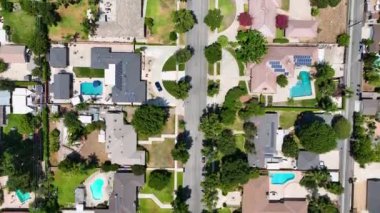 San Bernardino County, California 'daki Upland City' nin komşu Los Angeles ilçesiyle sınırı.. 