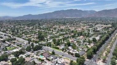 San Bernardino County, California 'daki Upland City' nin komşu Los Angeles ilçesiyle sınırı.. 