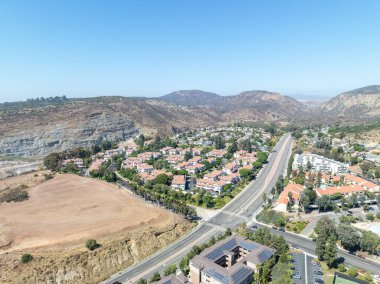 Mesa Misyonu 'ndaki apartman dairesinin hava görüntüsü. Güney Kaliforniya, ABD