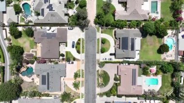 San Bernardino County, California 'daki Upland City' nin komşu Los Angeles ilçesiyle sınırı.. 
