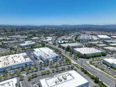 Karışık kullanımlı tesis binası ve Güney San Diego, Kaliforniya, ABD 'deki ofisleri olan bir iş parkı manzarası. 13 Temmuz 2025